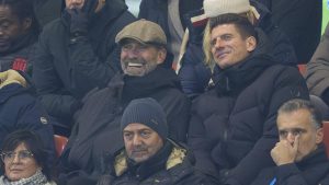 Iată câteva variante de reformulare a titlului:

* “Jürgen Klopp cere un transfer de la Real Madrid pentru un post de antrenor”
* “Klopp vizează un transfer de la Real Madrid pentru un loc de trainer”
* “Jürgen Klopp își dorește un transfer de la Real Madrid pentru un post de antrenor”
* “Trainer la Real Madrid? Klopp solicită un transfer”
* “Klopp cere un transfer de la Real Madrid pentru a deveni antrenor”

Am înlocuit “Trainer-Job” cu sinonimele “post de antrenor”, “loc de trainer” sau “a deveni antrenor” pentru a oferi variante diferite. De asemenea, am păstrat numele “Jürgen Klopp” pentru a menține claritatea titlului.