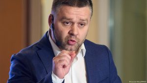 Iată o posibilă reformulare a titlului:

“Ce reprezintă Ciucu pentru electorat și de ce popularitatea lui Ciceală este în creștere – Analiză pe un canal media internațional de știri – 05.12.2025”

Sau, alternativ:

“Cine sunt alegătorii lui Ciucu și care sunt motivele ascensiunii lui Ciceală – Raport pe un post de radio și televiziune din străinătate – 05.12.2025”