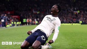 Manchester United remiza cu West Ham cu scorul de 1-1, oaspetii reusind sa egaleze in ultimele momente ale meciului, astfel ca gazdele au ratat ocazia de a urca pe locul cinci in clasament.