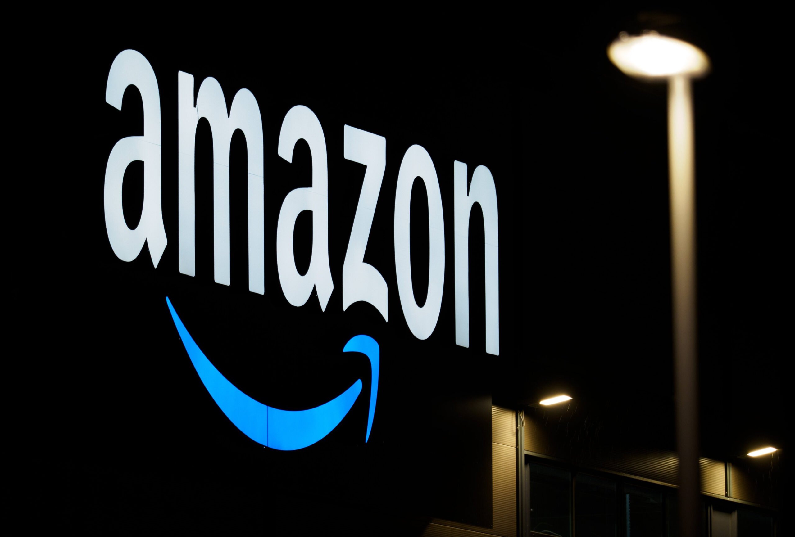 [ad_1] Amazon a dezvoltat o nouă generație de cipuri AI, denumită Trainium3, destinată serverelor de înaltă performanță pentru antrenarea și rularea modelelor mari de inteligență artificială