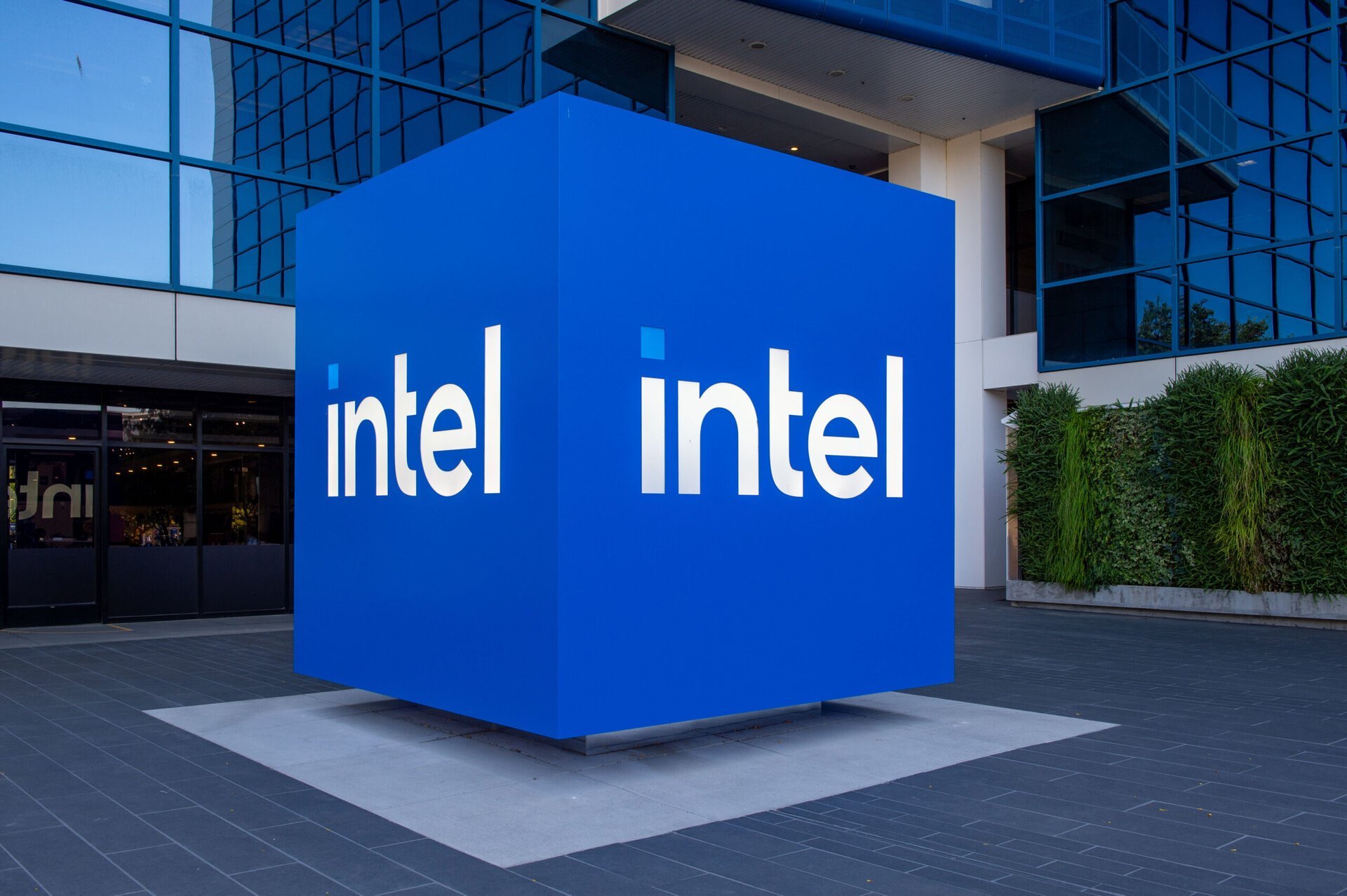 [ad_1] Într-un caz aflat în centrul atenției europene, instanța din Luxemburg a decis reducerea penalității aplicate Intel pentru practici anticoncurențiale, de la 376 milioane de euro la 237 milioane de euro