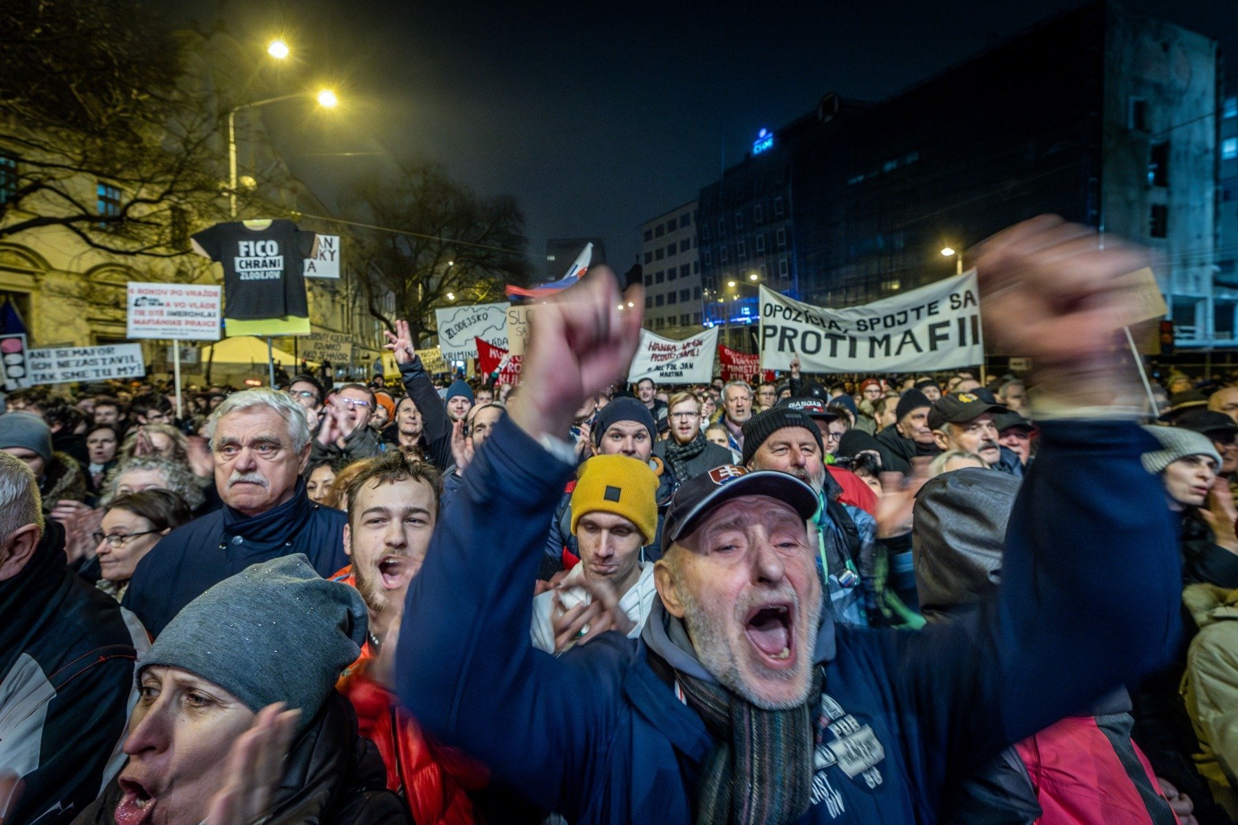 Bratislava, 20 februarie 2024 — Într-o manifestație amplă, mii de slovaci au ieșit marți pe străzile din capitala Slovaciei pentru a-și exprima sprijinul față de Ucraina, în ziua în care se împlinesc patru ani de când Rusia a lansat invazia devastatoare în această țară