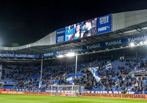 Titlul reformulat ar putea fi: “Susținători, nu cumpărători”. Protestul de la un stadion plin, cu 9.825 de spectatori prezenți.