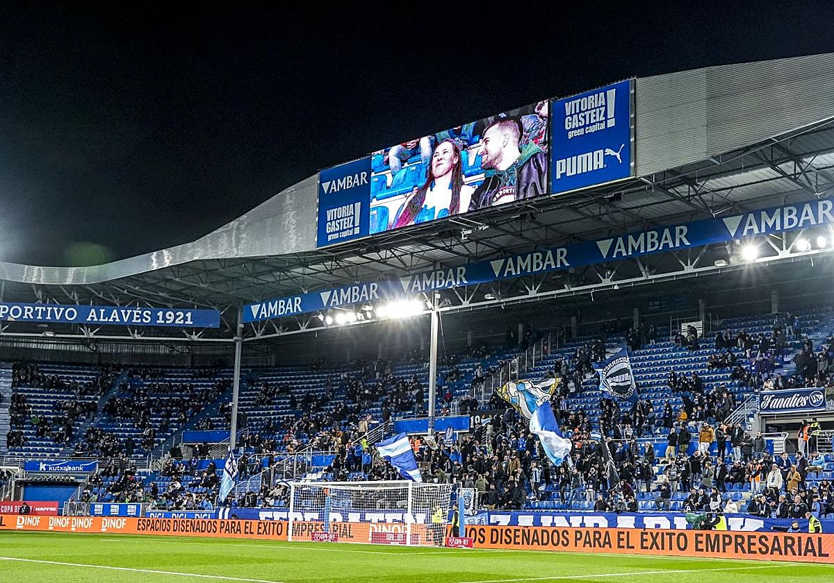 Titlul reformulat ar putea fi: „Susținători, nu cumpărători”. Protestul de la un stadion plin, cu 9.825 de spectatori prezenți.
