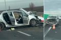 imagine compusă din două cadre care ilustrează avarii majore la două vehicule pe DEx16 Oradea-Borș II. Cadrul din stânga prezintă o mașină hatchback de culoare deschisă, cu partea din față puternic avariată și deformată. Toate ușile laterale din partea stângă sunt deschise, iar lângă roata din spate stânga se află un stingător de incendiu de culoare roșie, culcat pe carosabil. Pe asfalt sunt vizibile resturi și o substanță deschisă la culoare, iar în fundal se observă o altă mașină albă. Cadrul din dreapta arată o mașină ce pare u logan alb, cu avarii severe în partea din față, botul mașinii fiind complet deformat. În fața acesteia, pe carosabil, se află un con portocaliu de dirijare a traficului, iar lângă banda de circulație se vede o balustradă metalică de protecție. În planul depărtat, pe aceeași bandă, este vizibil un camion mare (TIR) și alte vehicule.