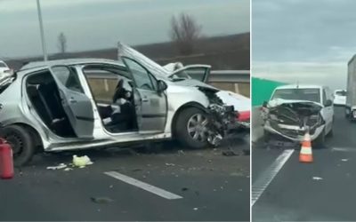 imagine compusă din două cadre care ilustrează avarii majore la două vehicule pe DEx16 Oradea-Borș II. Cadrul din stânga prezintă o mașină hatchback de culoare deschisă, cu partea din față puternic avariată și deformată. Toate ușile laterale din partea stângă sunt deschise, iar lângă roata din spate stânga se află un stingător de incendiu de culoare roșie, culcat pe carosabil. Pe asfalt sunt vizibile resturi și o substanță deschisă la culoare, iar în fundal se observă o altă mașină albă. Cadrul din dreapta arată o mașină ce pare u logan alb, cu avarii severe în partea din față, botul mașinii fiind complet deformat. În fața acesteia, pe carosabil, se află un con portocaliu de dirijare a traficului, iar lângă banda de circulație se vede o balustradă metalică de protecție. În planul depărtat, pe aceeași bandă, este vizibil un camion mare (TIR) și alte vehicule.