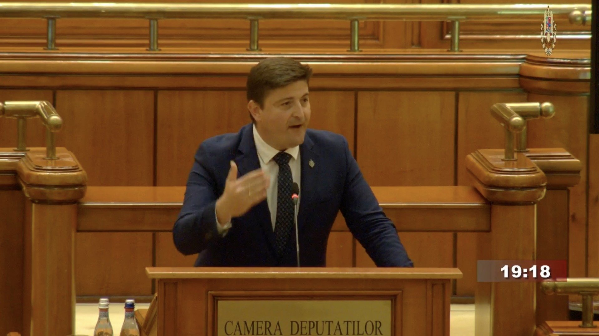 Deputatul USR Alexandru Dimitriu anunță depunerea unei cereri oficiale pentru încetarea mandatului a patru judecători ai Curții Constituționale, după ce aceștia au acționat în mod aparent concertat pentru a boicota ședințele și a bloca emiterea unei decizii decisive privind proiectul legislativ pentru eliminarea pensiilor speciale