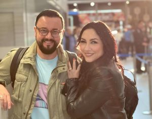 Andra, concert surpriză la înălțime, într-un avion.