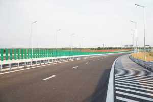 Afișare de noapte a traseului pe sectiunea de autostradă din Moldova, pregătită pentru inaugurarea marți