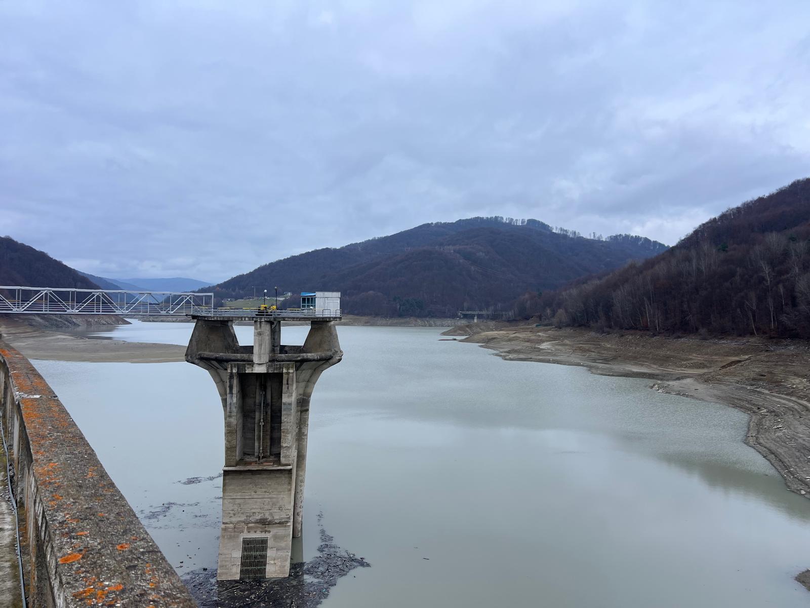 Hidrologul Daniel Diaconu avertizează asupra riscului de criză a resurselor de apă în zona Prahova-Doftana și peste pragul de stres hidric impus de națiuni, în contextul barajului Paltinu și situațiilor din Praid și Cernavodă