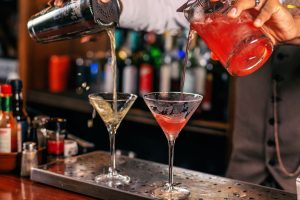 Barurile de noapate târziu din Seminyak îi așteaptă pe turiștii din Bali pentru a celebra sezonul festiv.