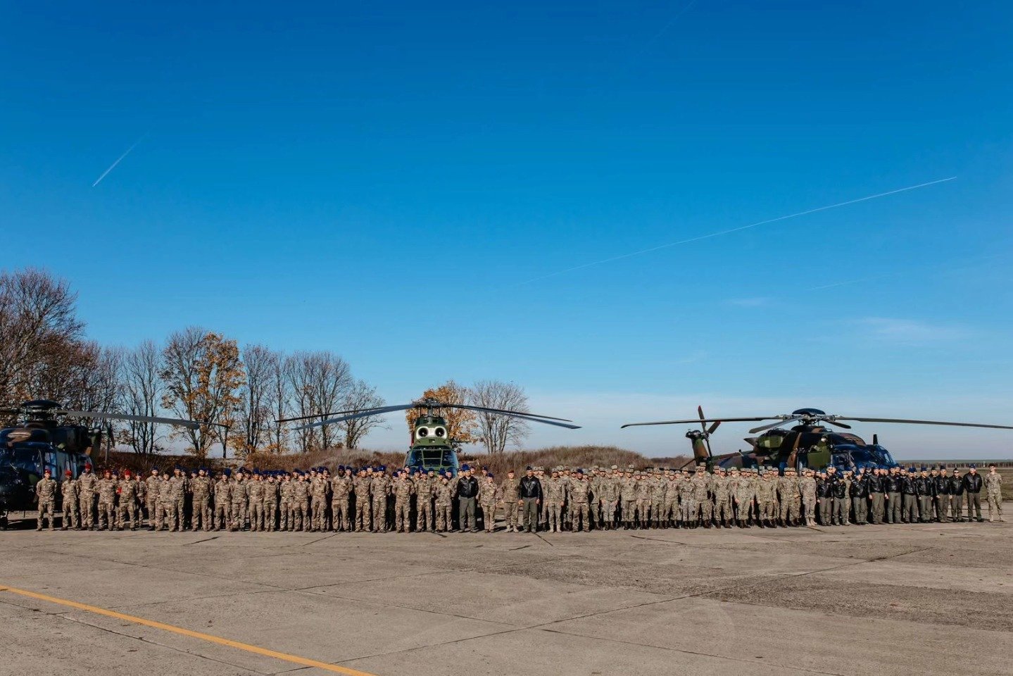 Prim-ministrul Ilie Bolojan vizitează Baza Aeriană 71 de la Câmpia Turzii, în contextul amplificării cooperației NATO în Europa de Est Prim-ministrul României, Ilie Bolojan, alături de omologul său din Regatul Țărilor de Jos, Dick Schoof, vor efectua mâine o vizită oficială la Baza Aeriană 71 „General Emanoil Ionescu” din Câmpia Turzii, într-un moment în care securitatea regională a fost redefinită de invazia Ucrainei de către Federația Rusă