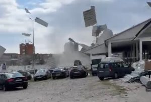 Vântul puternic din Brașov a distrus acoperișuri, fire electrice și a doborât copaci din rădăcini