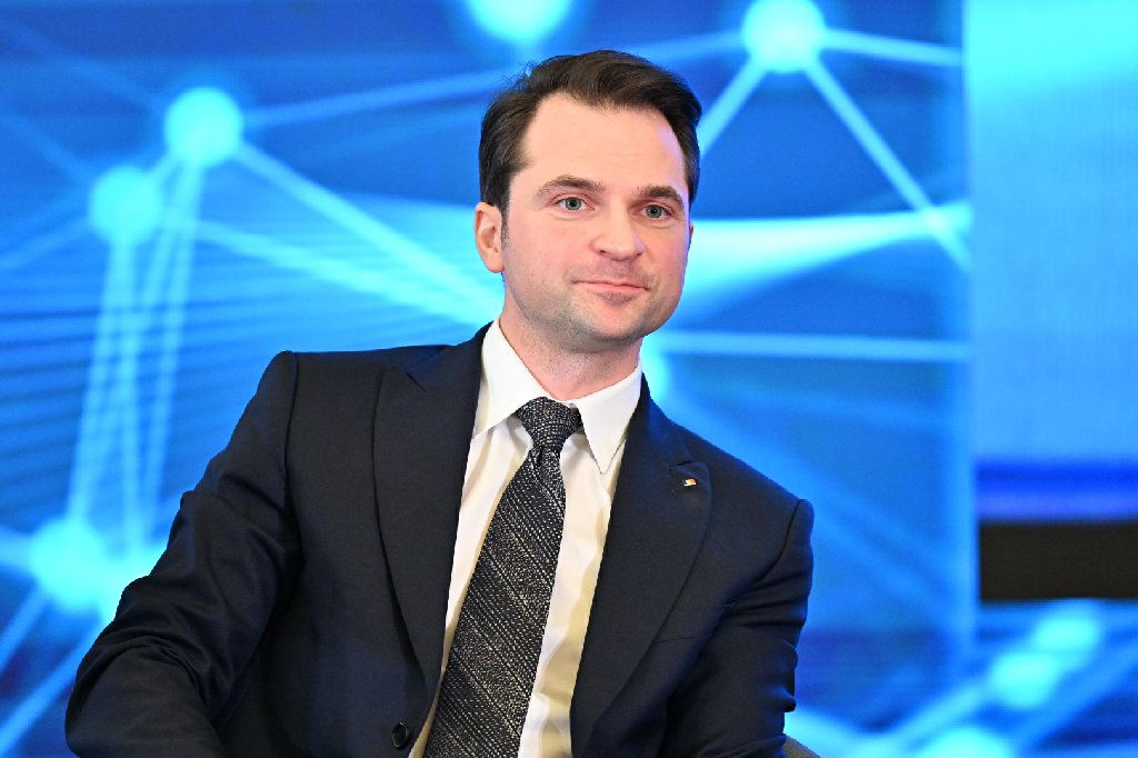 Burduja afirmă: Calitatea conducerii publice din România scade exponenţial