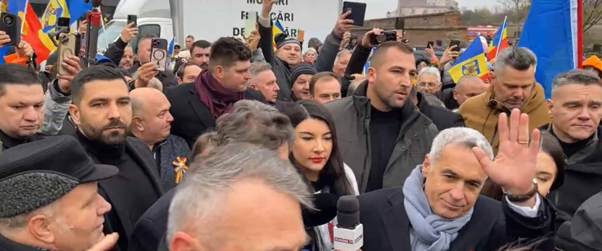 LIVE-VIDEO: Călin Georgescu a ajuns la Alba Iulia. A fost așteptat de mii de oameni, în zona Monumentului Unirii