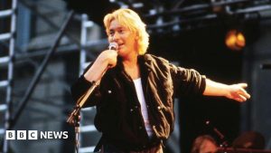 Cântărețul “Driving Home for Christmas” moare la 74 de ani