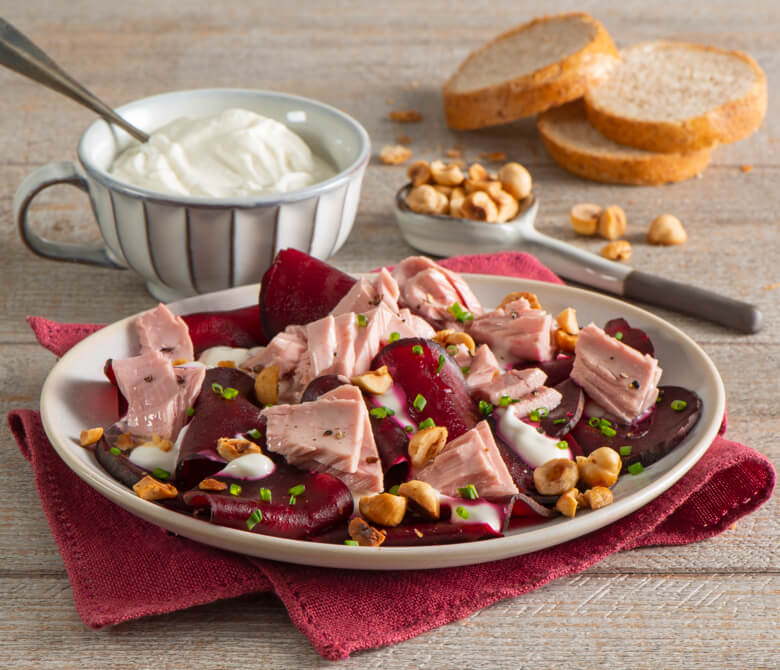 Carpaccio-de-sfecla-cu-ton-iaurt-si-alune-prajite.jpg
