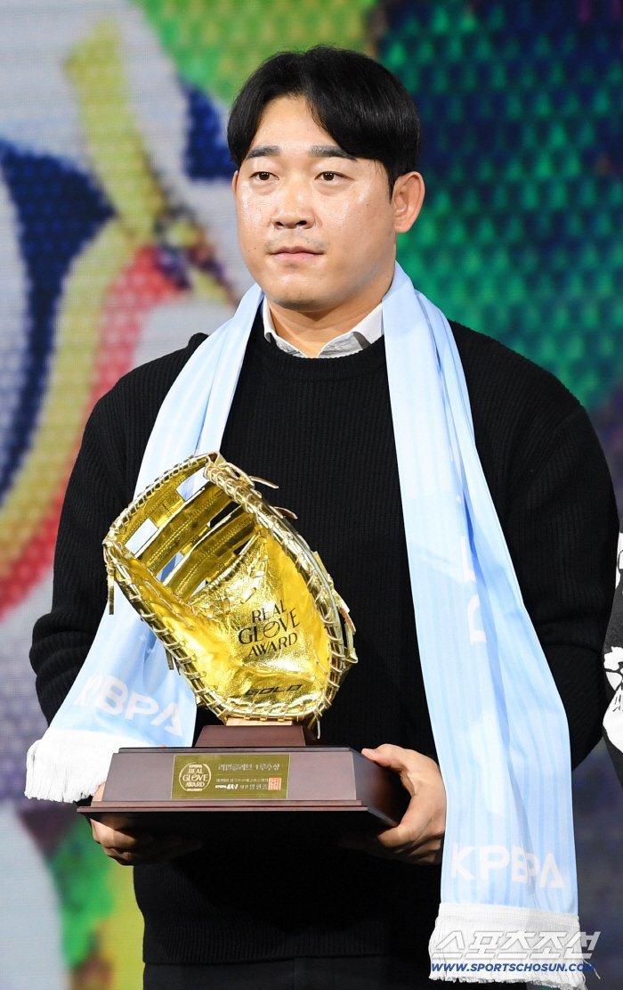 [ad_1] Câștigătorul categoriei de primul băț, Chae Eun-sung, este fenomenul principal la premiile Real Glove din 2025