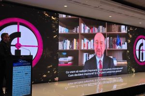 Charles Michel afirmă că Uniunea Europeană trebuie să-și consolideze reziliența, influența și controlul asupra propriei soarte; subliniază că UE s-a bazat pentru prea mult timp pe China pentru achiziționarea de produse la prețuri reduse, pe Rusia pentru energia la un preț accesibil și pe Statele Unite pentru securitate la costuri mici (Vizionare exclusivă video)