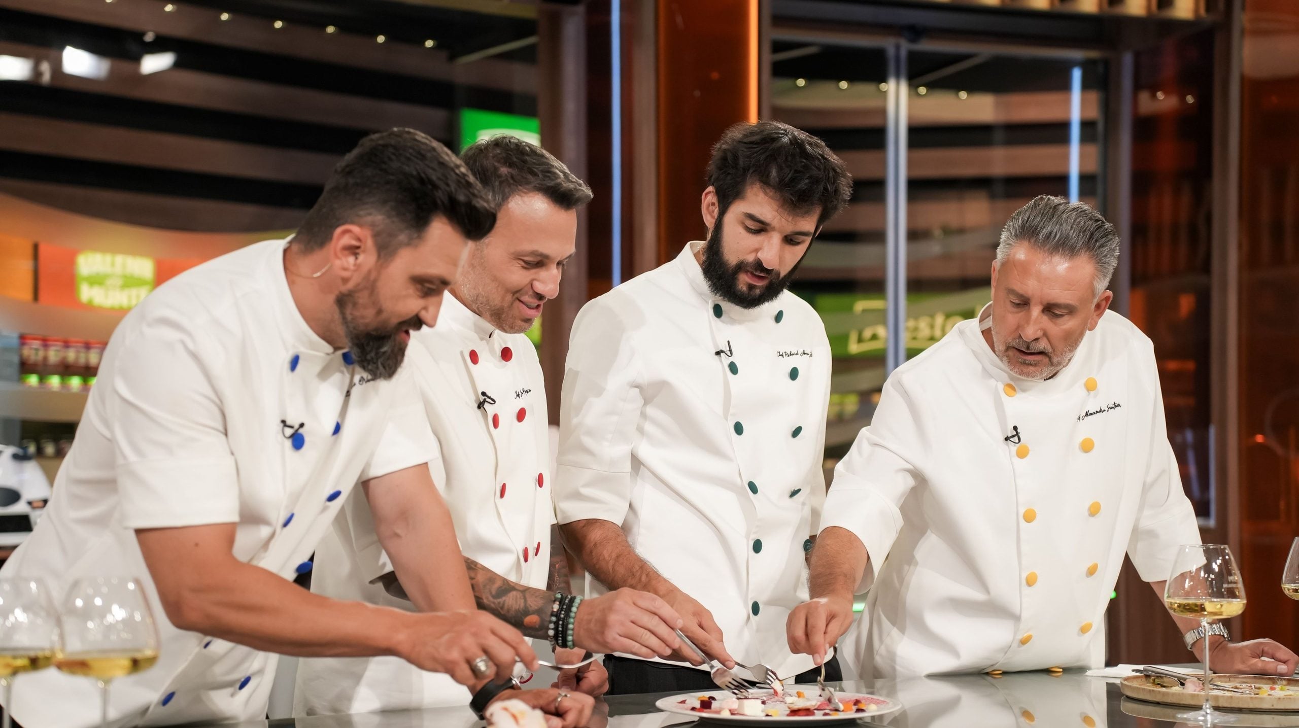 [ad_1] În cadrul show-ului culinar Chefi la cuțite, ediția de ieri a adus o nouă confruntare între echipe, cea de-a șasea din sezonul 16, care s-a încheiat cu egalitate între tabăra albastră și cea verde