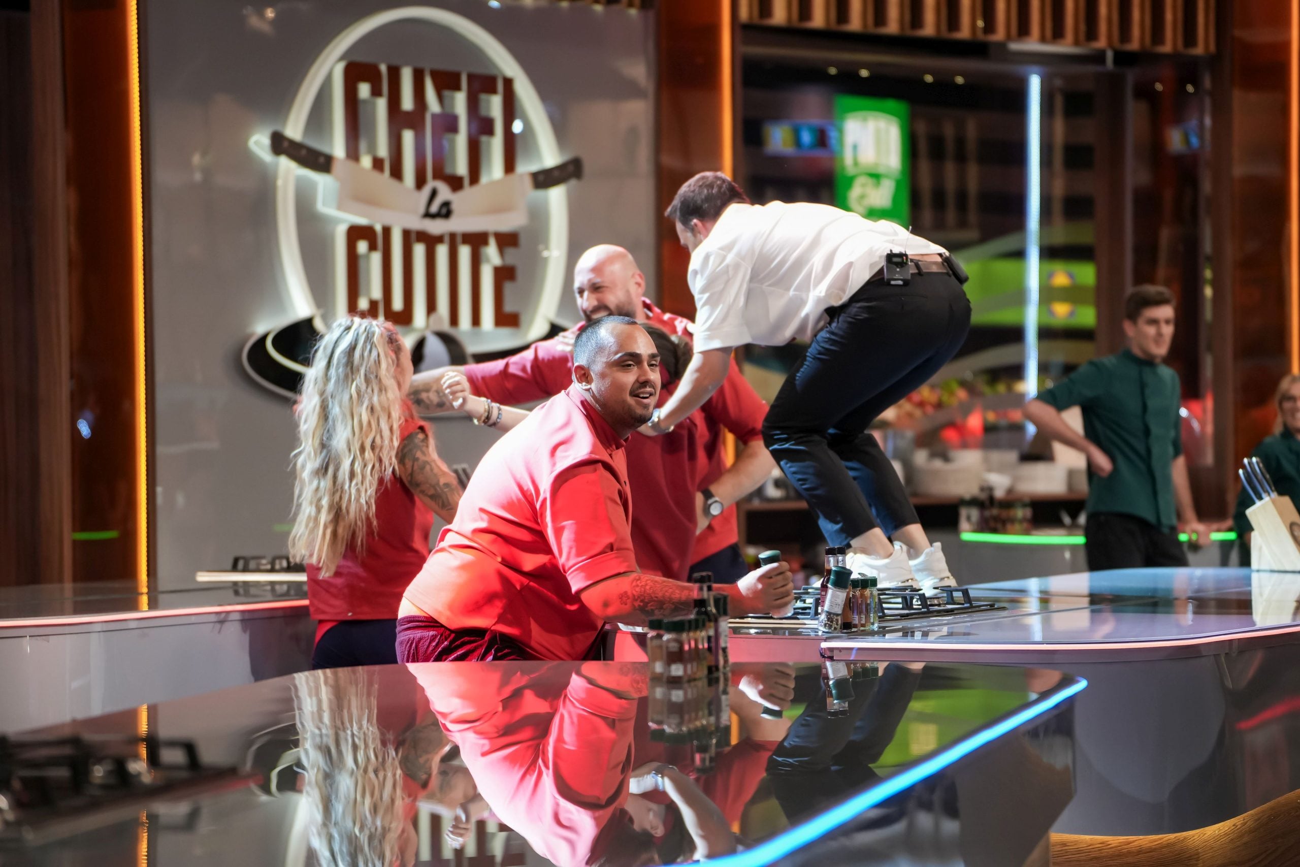 [ad_1] Competiția culinară „Chefi la cuțite” a luat o turnură interesantă, cu echipele concurând într-o serie de provocări culinare