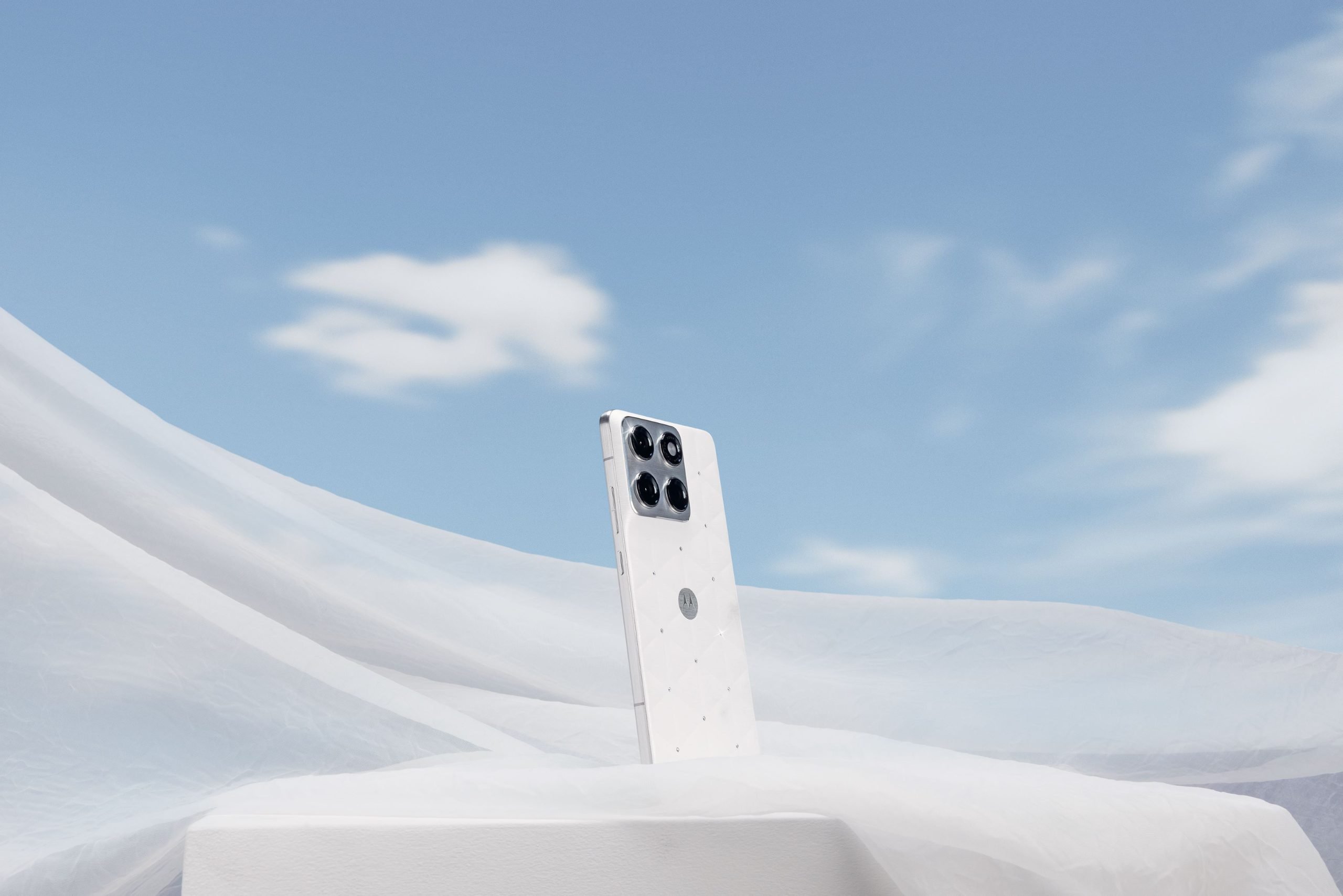 [ad_1] Motorola a lansat recent o ediție specială a modelului edge 70, evidențiind culoarea Pantone a anului 2026, denumită Cloud Dancer
