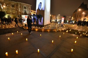 Comemorarea a 36 de ani de la Revoluție în Capitală: bucureștenii s-au adunat să aprindă lumânări și să țină un moment de reculegere