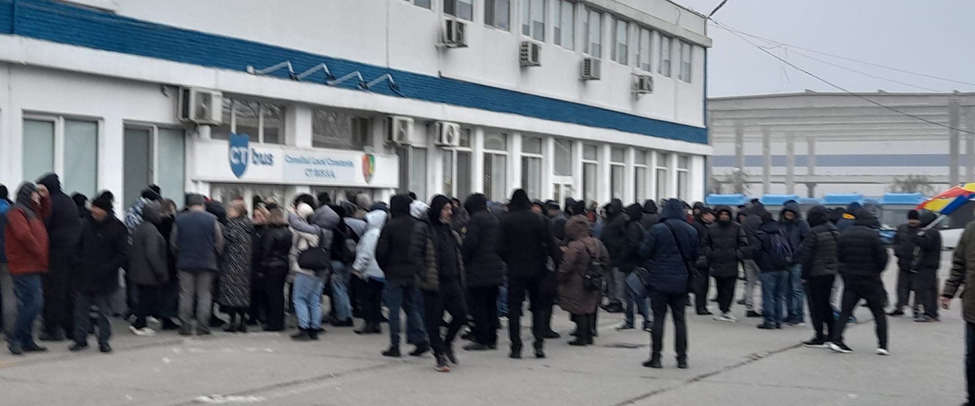 UPDATE | CONSTANȚA: Protest spontan la CT Bus. Reluarea activității, condiționată de demisia directorilor Fănel Popa și Inna Bela - Știri Constanța - Radio Constanța