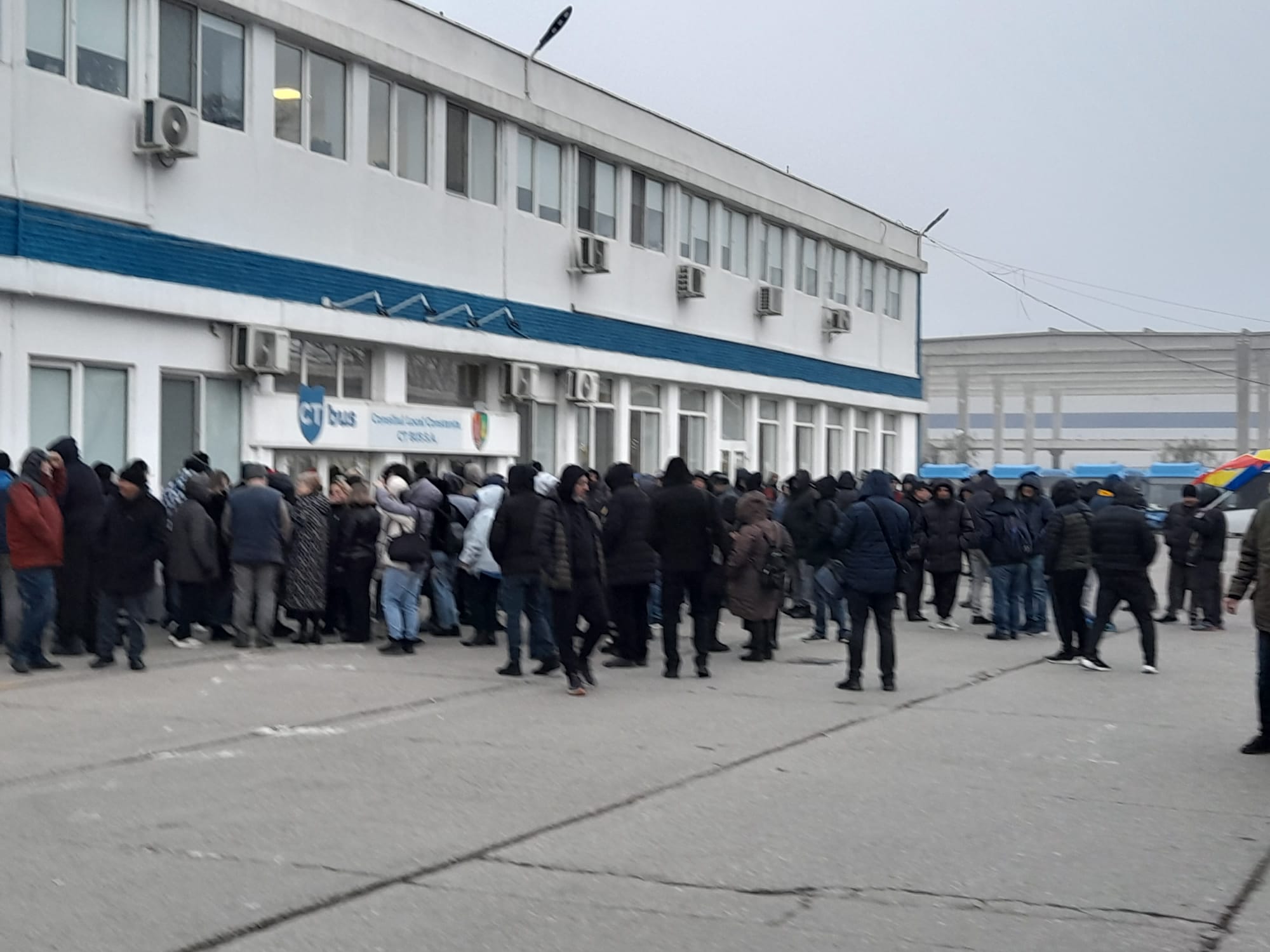 [ad_1] Protestul spontan al angajaților de la CT Bus din Constanța a paralizat transportul public din municipiu, niciun autobuz nefiind pus în circulație