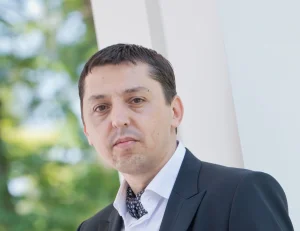 Daniel David si-a dat demisia din pozitia de lider al Ministerului Educatiei (sursa: un site de stiri importante)