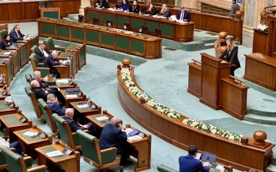 LIVEVIDEO Parlamentul dezbate  acum moțiunea simplă împotriva Dianei Buzoianu, Ilie Bolojan e prezent / În sală se strigă „demisia” / PSD a anunțat că votează împotriva ministrei Mediului