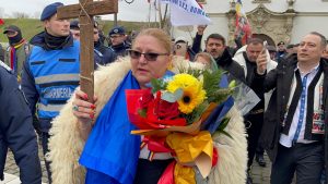 Neobișnuințe ale susținătorilor suveraniștilor la Alba Iulia: cântări pentru Călin Georgescu, pictură cu tricolor pe unghii și huiduirea imnului național