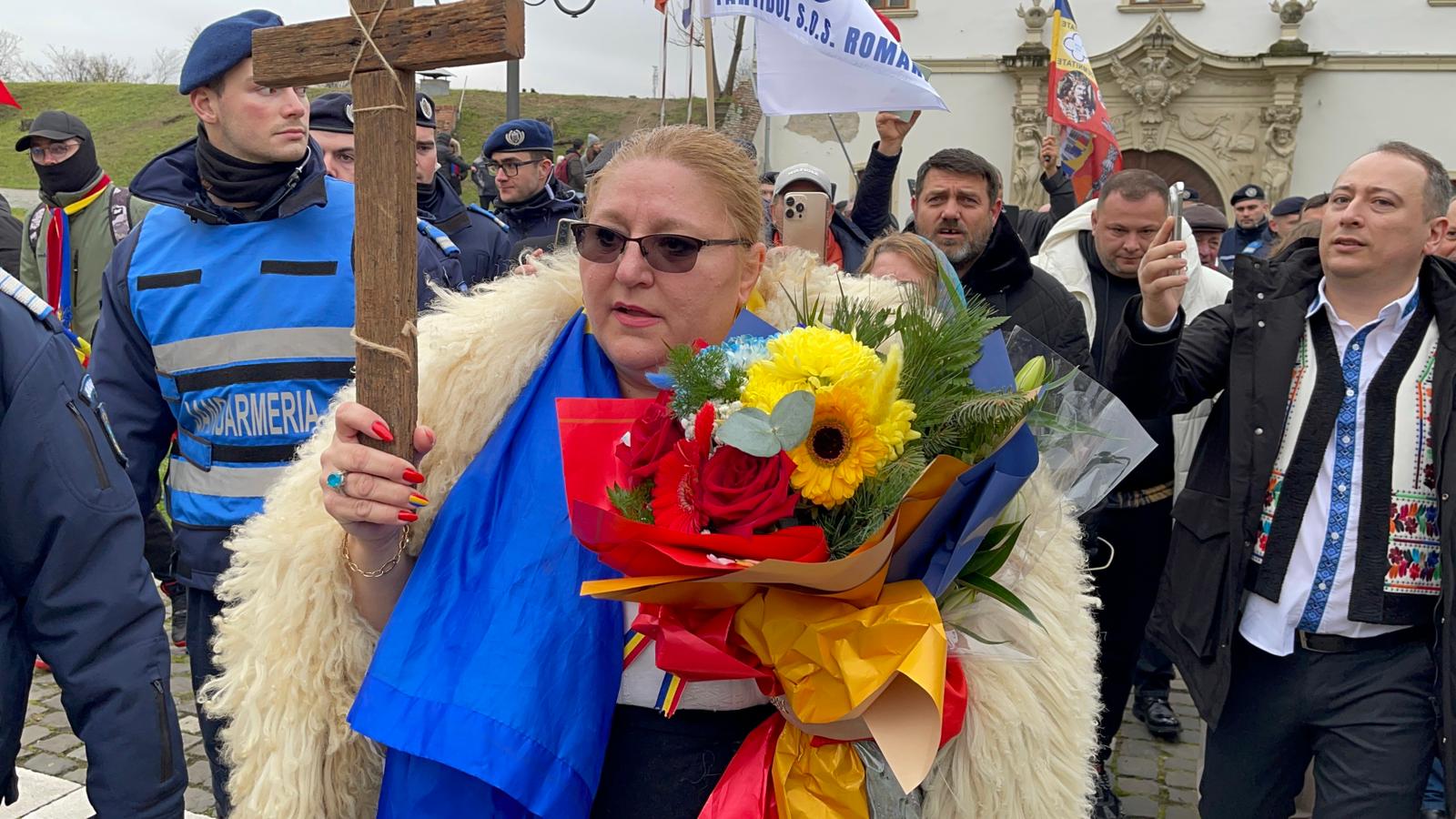 Neobișnuințe ale susținătorilor suveraniștilor la Alba Iulia: cântări pentru Călin Georgescu, pictură cu tricolor pe unghii și huiduirea imnului național