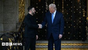 Discuții privind planul de pace al Ucrainei, Trump îl întâmpină pe Zelensky la Mar-a-Lago.