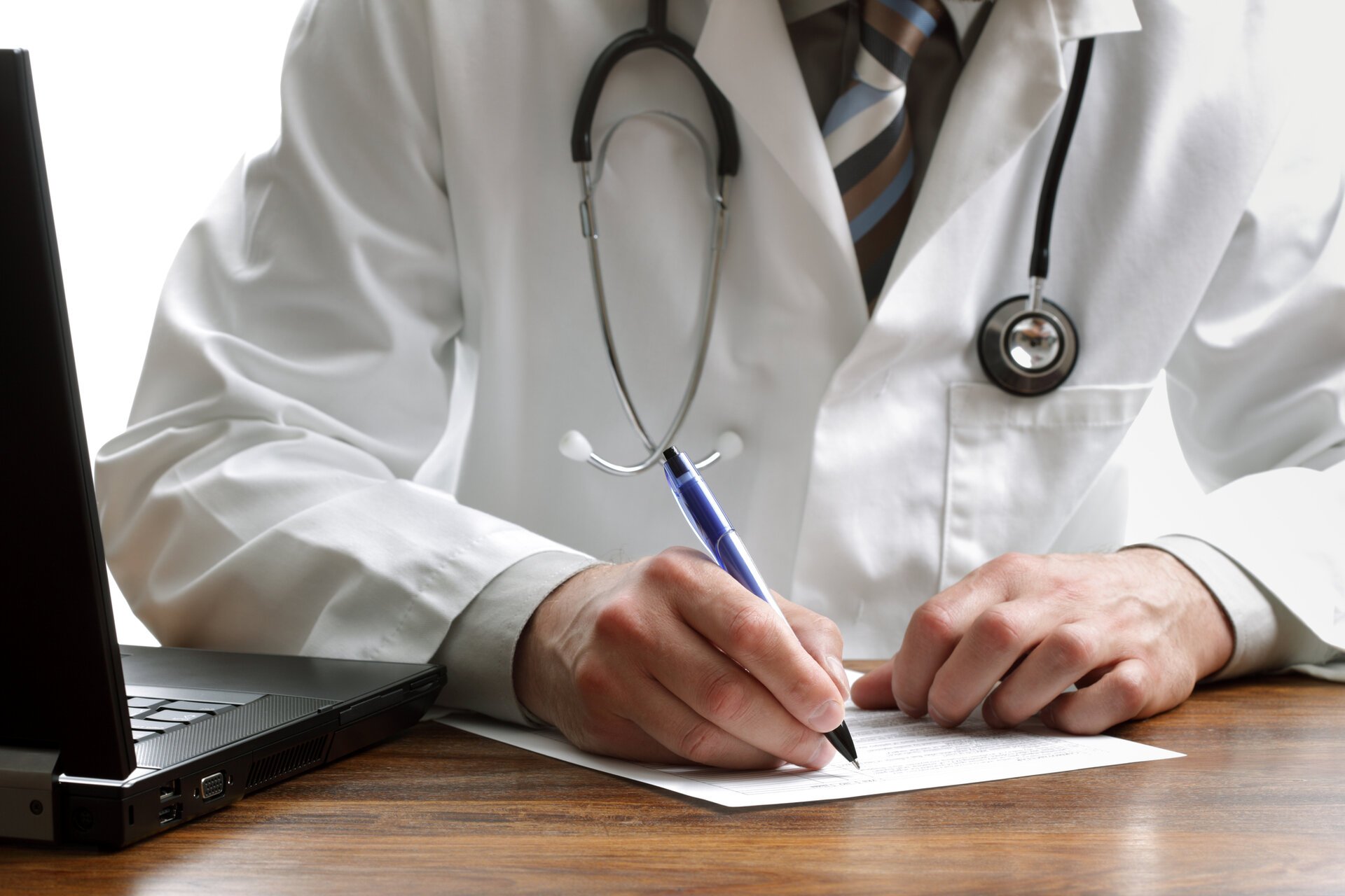 Românii nu vor mai avea plătită prima zi a concediului medical Guvernul României a decis să nu mai plătească prima zi de concediu medical pentru angajați începând cu 1 februarie 2026, măsura fiind adoptată printr-o Ordonanță de Urgență aprobată în ultima ședință de guvern din acest an