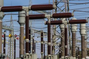 Uniunea Europeană intenționează să grăbească dezvoltarea rețelelor electrice între țări pentru a diminua costurile energiei electrice