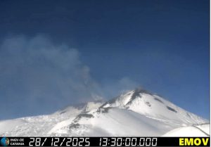 Vulcanul Etna, acoperit de zăpadă, a erupt din nou, lansând lavă și cenușă, cu avertizare roșie pentru avioane în regiune