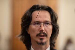 Fostul judecător Cristi Danileț cere demisia lui Claudiu Drăgușin, judecător și membru al Consiliului Superior al Magistraturii, după ce acesta a reprezentat Guvernul României într-un proces pierdut de autorități din cauza unui abuz al CSM, pe care Drăgușin l-a susținut