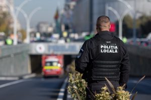 Polițist local din Arad acuzat de purtare abuzivă și cauzare a decesului unui suspect; un coleg este judecat pentru tortură în același dosar
