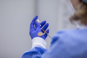 Studiu în Franța indică faptul că vaccinurile anti-COVID-19 bazate pe ARN mesager nu au dus la creșterea mortalității, în timp ce rata de mortalitate generală a fost mai ridicată în rândul nevaccinaților