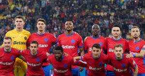 Iată o reformulare a titlului: “Echipa FCSB, cu o singură opțiune pentru meciul cu Feyenoord. Nouă jucători sunt absenți, inclusiv Olaru, în timp ce echipa se pregătește să înfrunte formația condusă de fostul fotbalist Van Persie.”