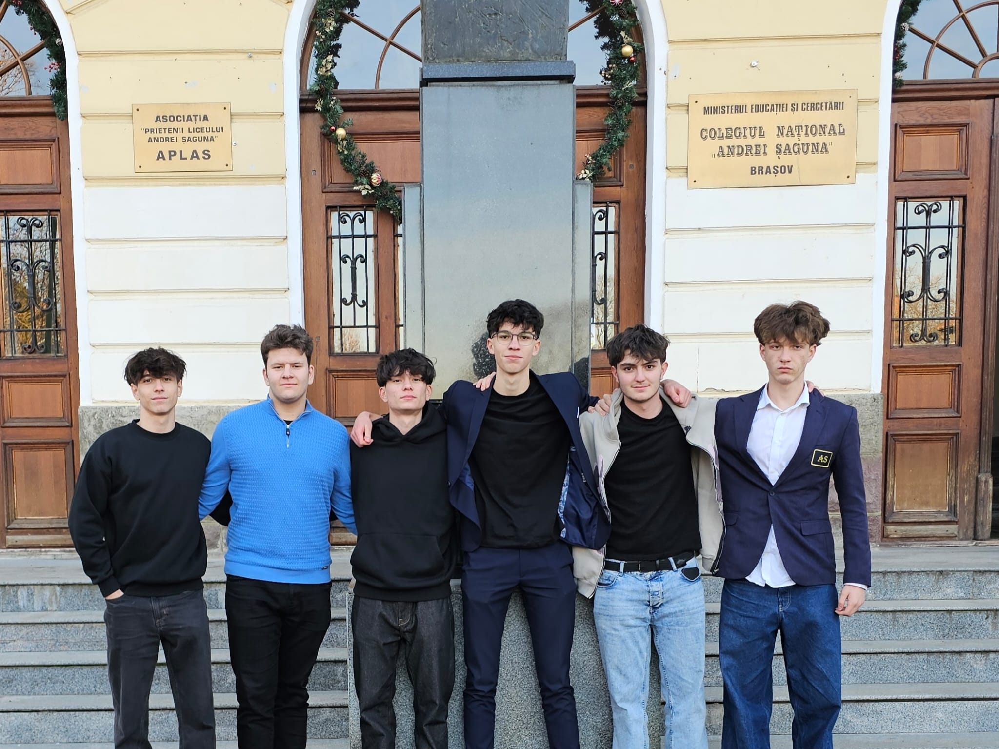 Șase elevi de liceu de la Colegiul „Andrei Șaguna” din Brașov se califică la o competiție internațională organizată de Formula 1, iar echipa lor construiește un model redus al unui monopost de curse de la zero