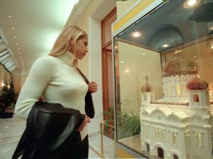 Femeia considerată cea mai frumoasă din lume a născut al patrulea copil la 44 de ani