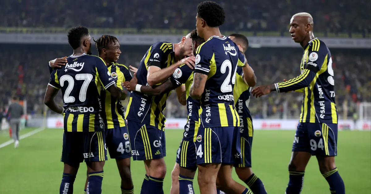 Fenerbahçe farkı yeniden 3'e indirmek için sahada, ilk 11'ler belli oldu