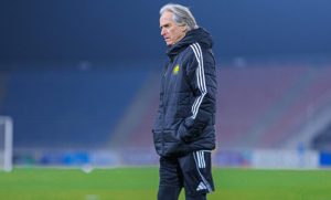 Iată o posibilă reformulare a titlului: “Apariția lui Jesus declanșează lupta pentru poarta de la Al-Nassr înaintea confruntării cu Al-Akhdoud – știri despre fotbal internațional”. 

Sau, într-o altă variantă: “Venirea lui Jesus aprinde competiția pentru postul de portar la Al-Nassr, înainte de meciul împotriva lui Al-Akhdoud – ultimele știri despre fotbal”. 

Am înlocuit linkul cu “știri despre fotbal internațional” și “ultimele știri despre fotbal”, pentru a păstra același sens și conținut, dar fără a include linkuri externe.