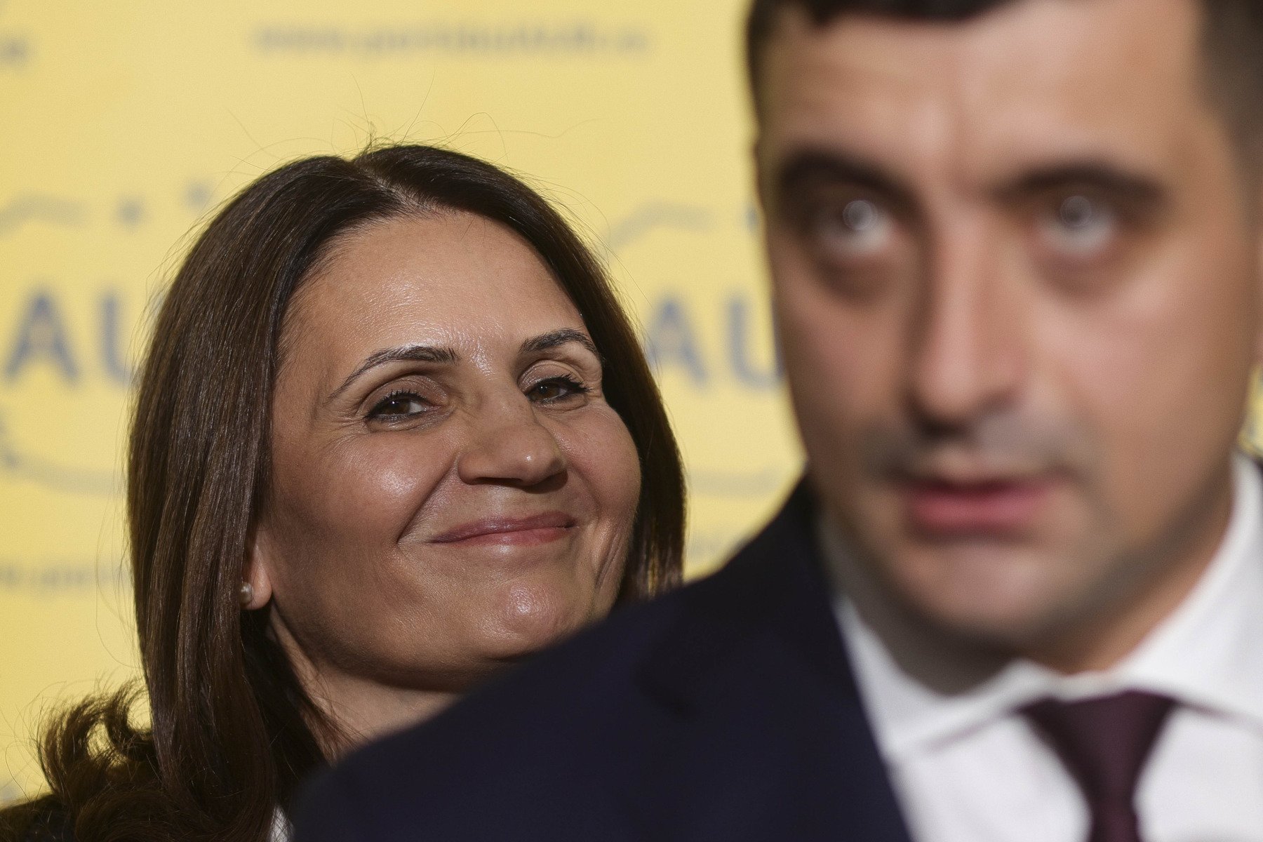 Întrecerea sondajelor: Anca Alexandrescu, susținută de AUR, lider pentru prima dată, cu o diferență de 0,1% față de Daniel Băluță, în timp ce alt sondaj îl plasează pe Băluță în frunte cu 9% în fața Ancăi Alexandrescu