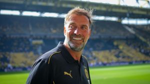 Iată o reformulare a titlului: “O legendă a clubului BVB, Norbert Dickel, dezvăluie o minciună spusă lui Jürgen Klopp: “Până în prezent, ei nu știu adevărul””.

Sau, într-o variantă puțin diferită: “Fostul jucător al clubului BVB, Norbert Dickel, face o revelație șocantă despre o minciună spusă faimosului antrenor Jürgen Klopp: “Nimeni nu a aflat adevărul până azi””.

Am înlocuit “BVB-Ikone” cu “legendă a clubului BVB” sau “fostul jucător al clubului BVB” pentru a păstra sensul original, dar folosind cuvinte și expresii alternative. De asemenea, am tradus “enthüllt Lüge” cu “dezvăluie o minciună” sau “face o revelație șocantă despre o minciună” pentru a menține același impact și senzație de curiozitate.