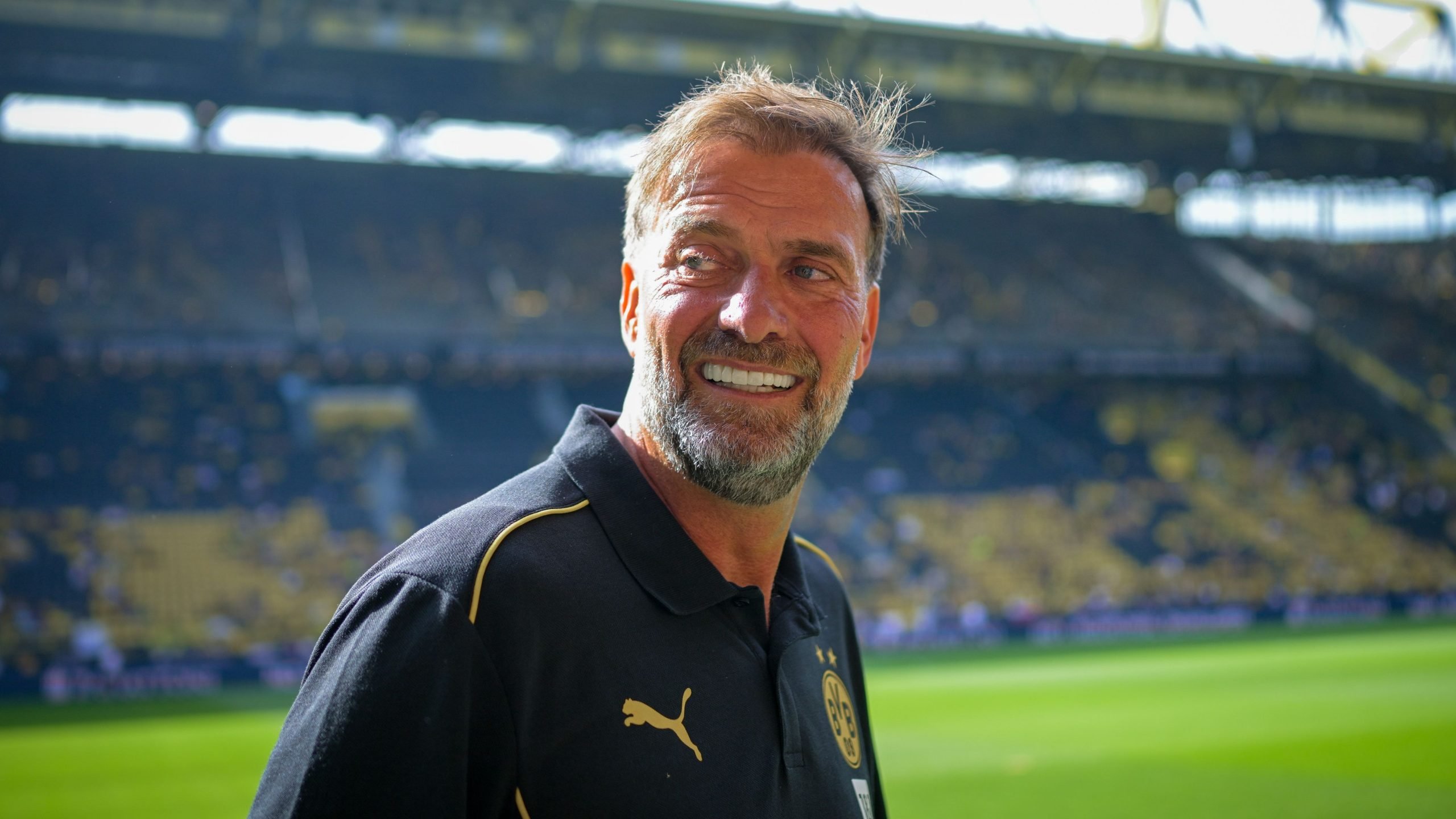 Iată o reformulare a titlului: „O legendă a clubului BVB, Norbert Dickel, dezvăluie o minciună spusă lui Jurgen Klopp: „Până în prezent, ei nu știu adevărul””.

Sau, într-o variantă puțin diferită: „Fostul jucător al clubului BVB, Norbert Dickel, face o revelație șocantă despre o minciună spusă faimosului antrenor Jurgen Klopp: „Nimeni nu a aflat adevărul până azi””.

Am înlocuit „BVB-Ikone” cu „legendă a clubului BVB” sau „fostul jucător al clubului BVB” pentru a păstra sensul original, dar folosind cuvinte și expresii alternative. De asemenea, am tradus „enthullt Luge” cu „dezvăluie o minciună” sau „face o revelație șocantă despre o minciună” pentru a menține același impact și senzație de curiozitate.
