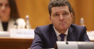 Huiduieli la Alba Iulia când a fost depusă coroana din partea lui Nicușor Dan