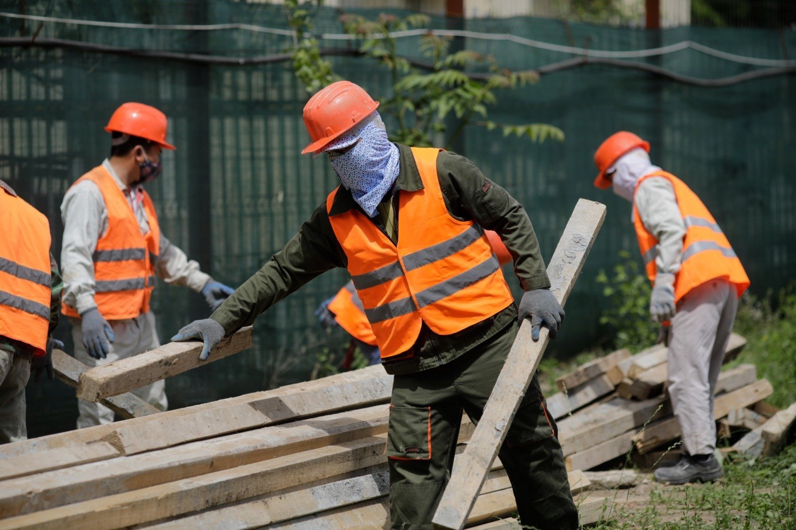 Guvernul aprobă 90.000 de locuri de muncă pentru străini în 2026